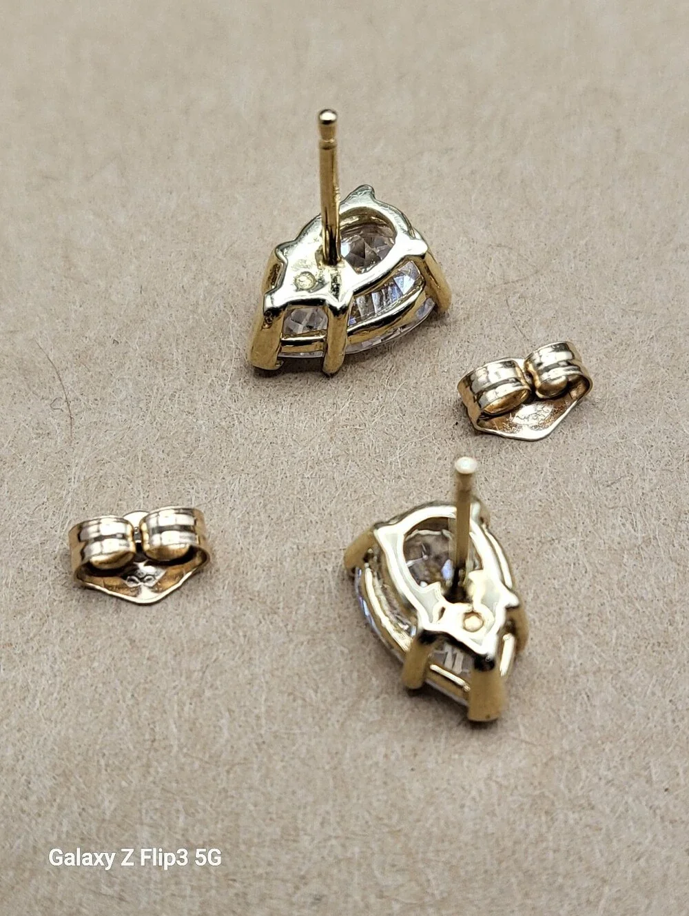 14K Gold w/Teardrop/Pear Crystal Stud Earrings - Elegant Classic Timeless Unisex